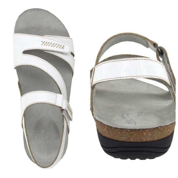 🆕White comfy sandals by Easy Street. - Picture 2 of 4